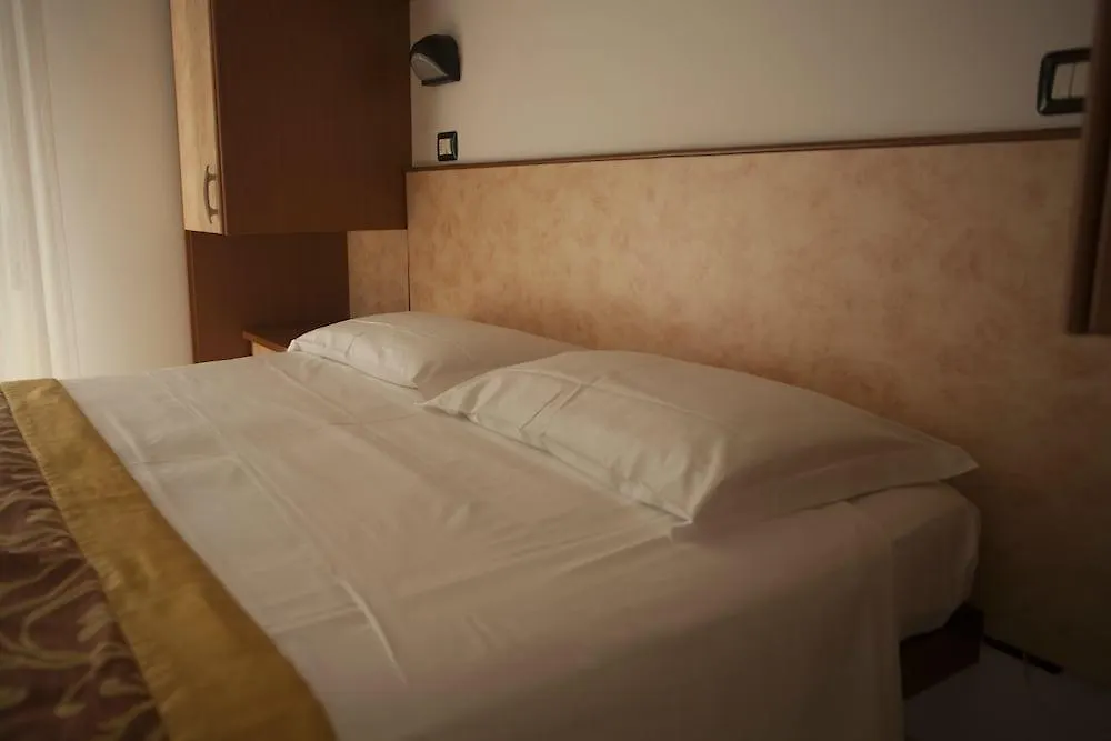 Hotel Cannes - In Pieno Centro Ριτσιόνε