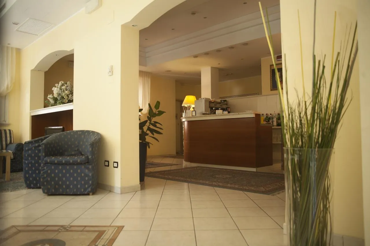 Hotel Cannes - In Pieno Centro Ριτσιόνε