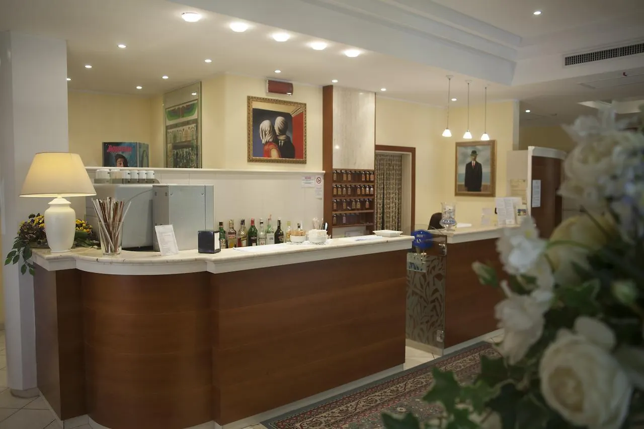Hotel Cannes - In Pieno Centro Ριτσιόνε