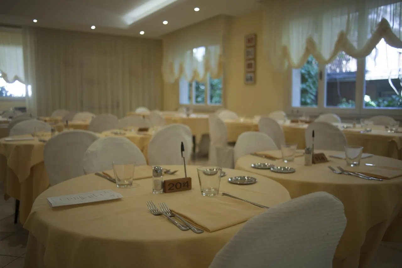 Hotel Cannes - In Pieno Centro Ριτσιόνε