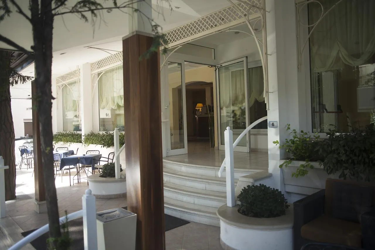 Hotel Cannes - in pieno centro Riccione Italia