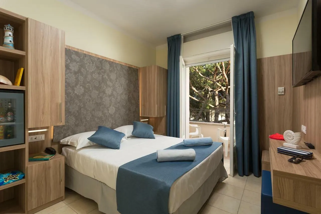 Hotel Cannes - in pieno centro Riccione 3*,  Italia